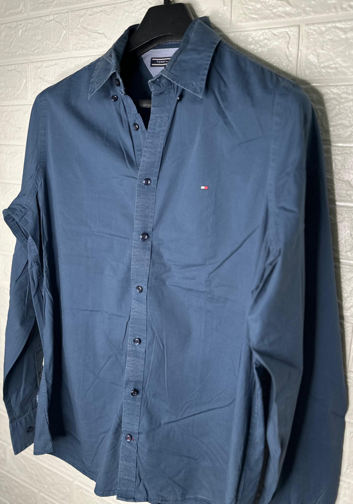 Preloved Tommy Hilfiger Men’s Navy Blue Checked Shirt – Custom Fit, Size Medium