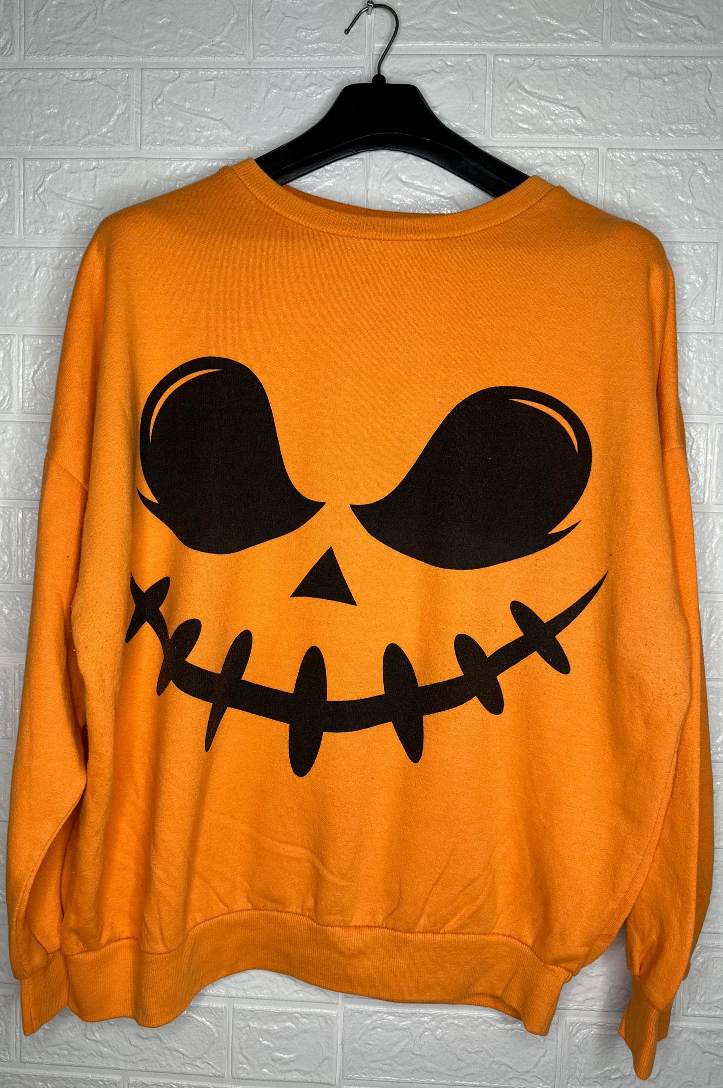 Halloween Pumpkin Face Sweatshirt (XL) - Spooky & Cozy🎃