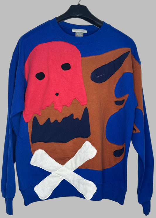 Upcycle Vintage Nike Graphic Sweatshirt – Bold Skull & Crossbones Abstract Design – Unisex Streetwear