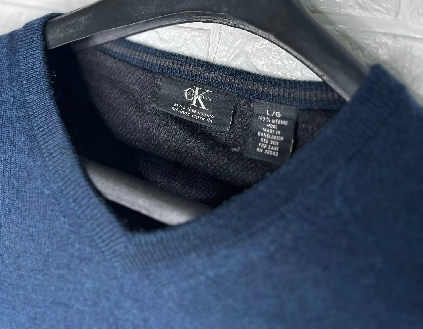 Calvin Klein Navy V-Neck Sweater L - 100% Merino Wool Pullover for Men