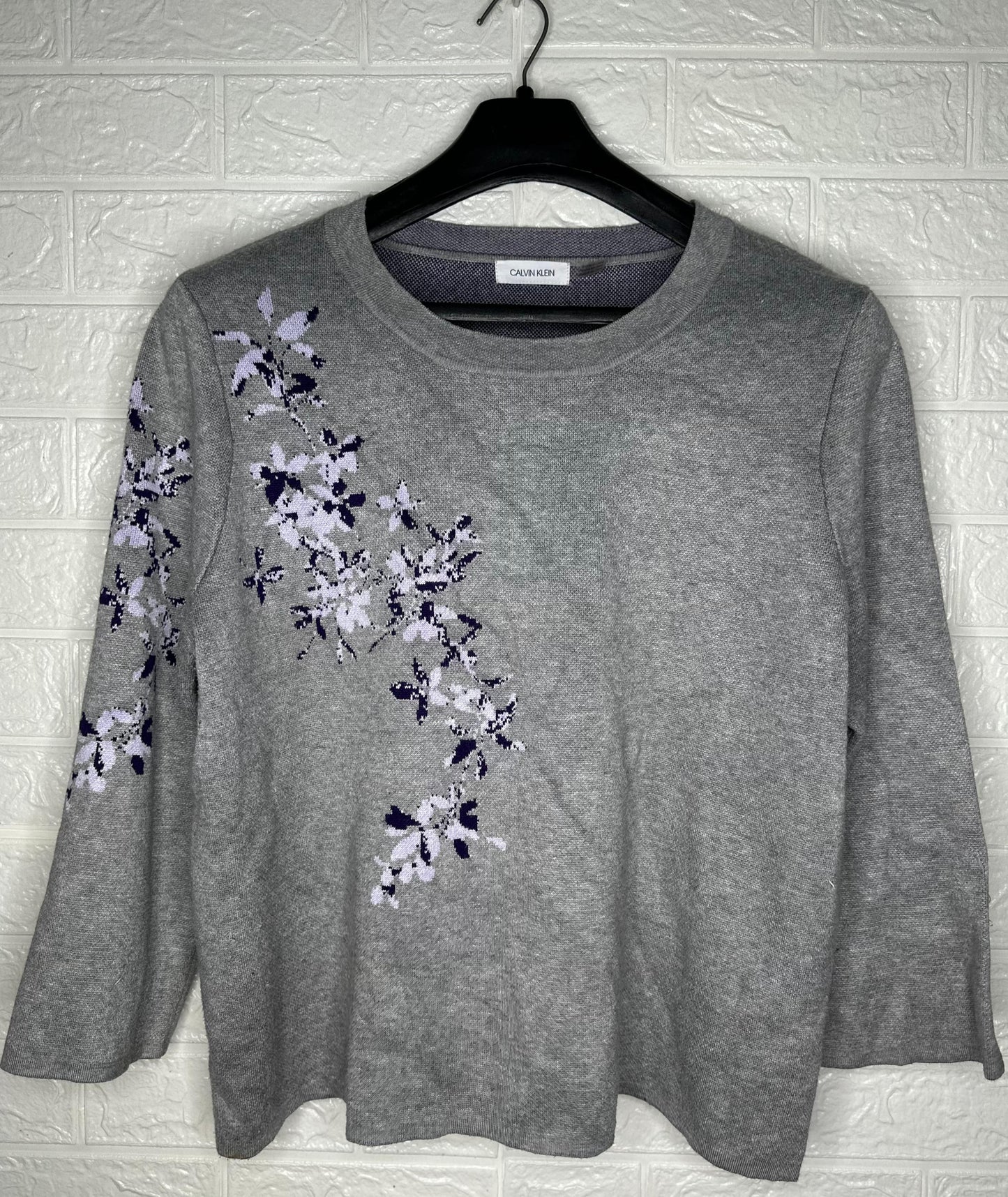 Calvin Klein Floral Embroidered Sweatshirt Medium - Grey Graphic Pullover for Women