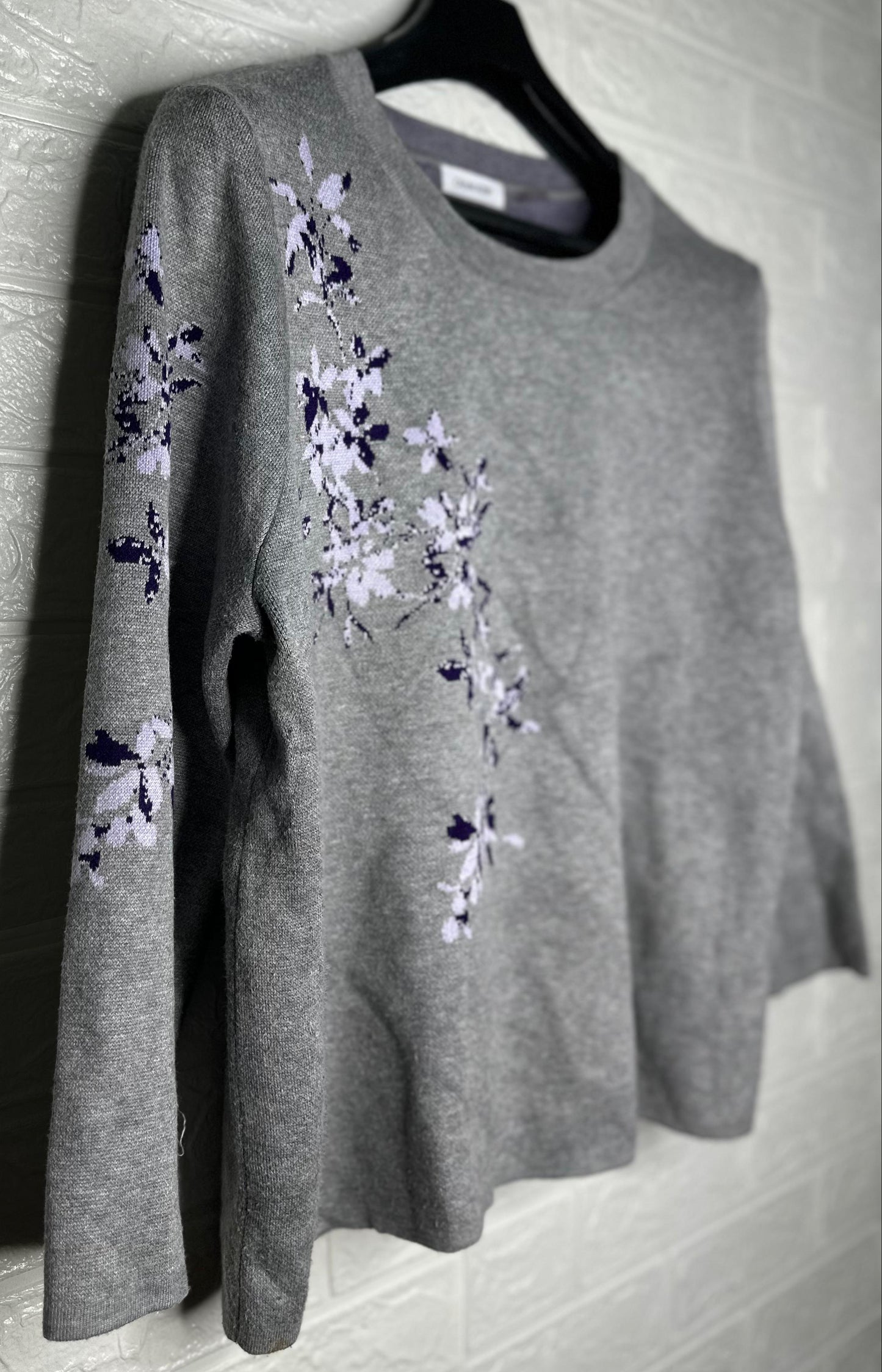 Calvin Klein Floral Embroidered Sweatshirt Medium - Grey Graphic Pullover for Women