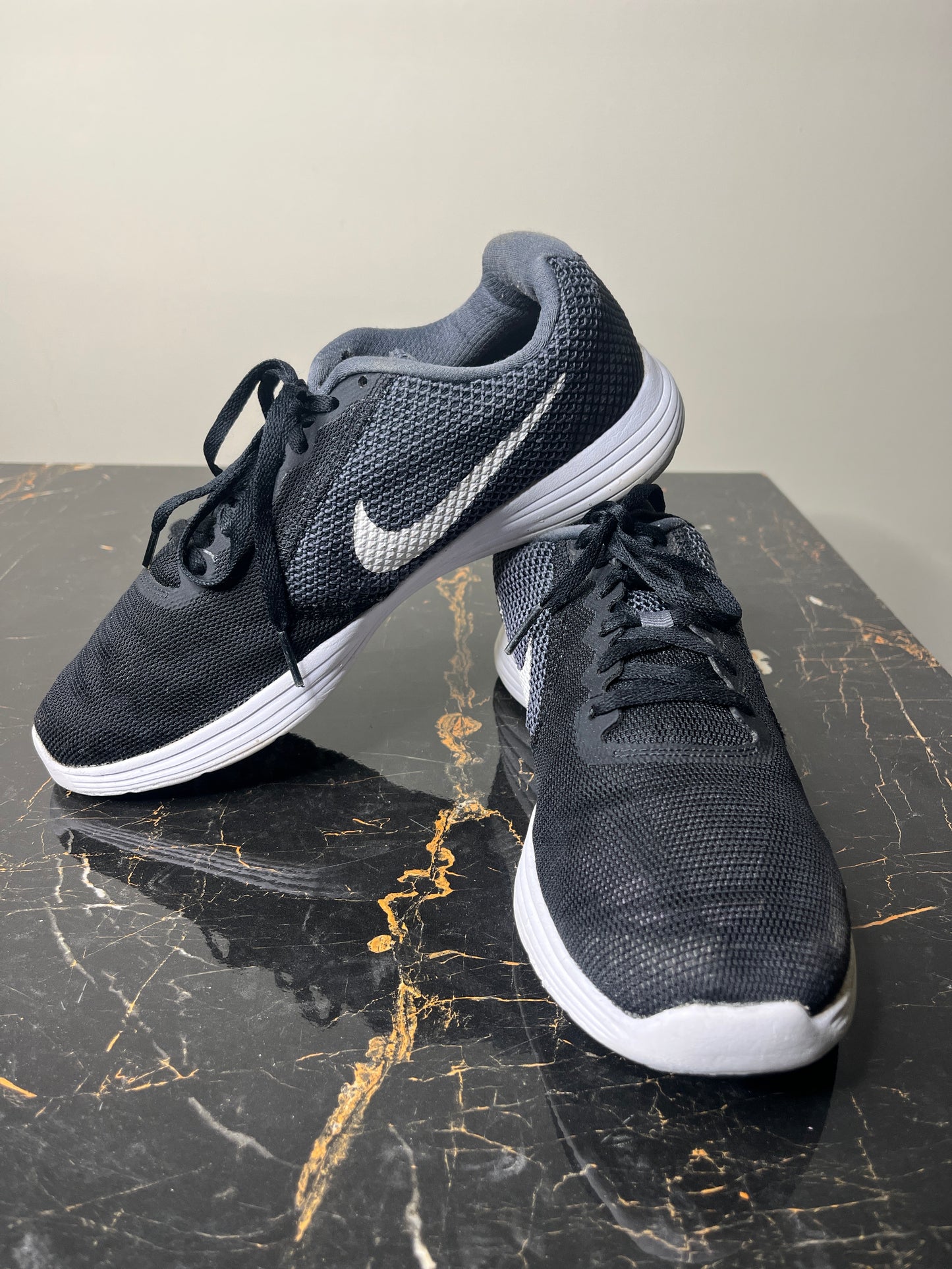 Nike Running Shoes Black/White – Lightweight Breathable Trainers (US 7.5 / UK 6.5 / EU 40.5)