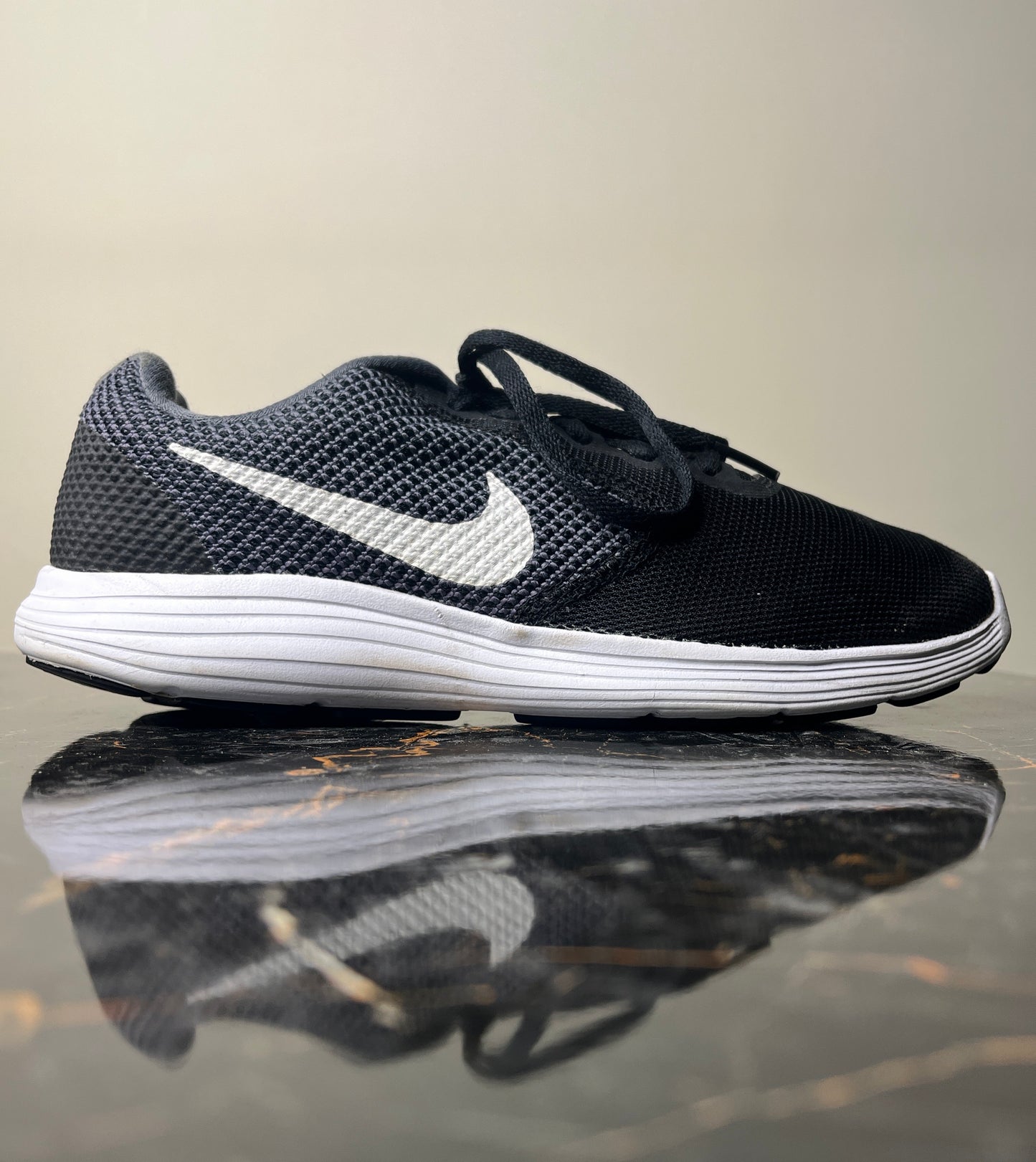 Nike Running Shoes Black/White – Lightweight Breathable Trainers (US 7.5 / UK 6.5 / EU 40.5)