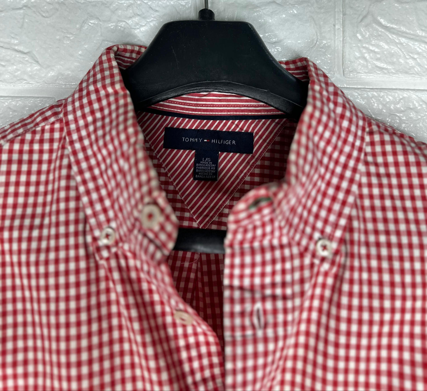 Preloved Tommy Hilfiger Men’s Red Checked Shirt – Custom Fit, Size Large