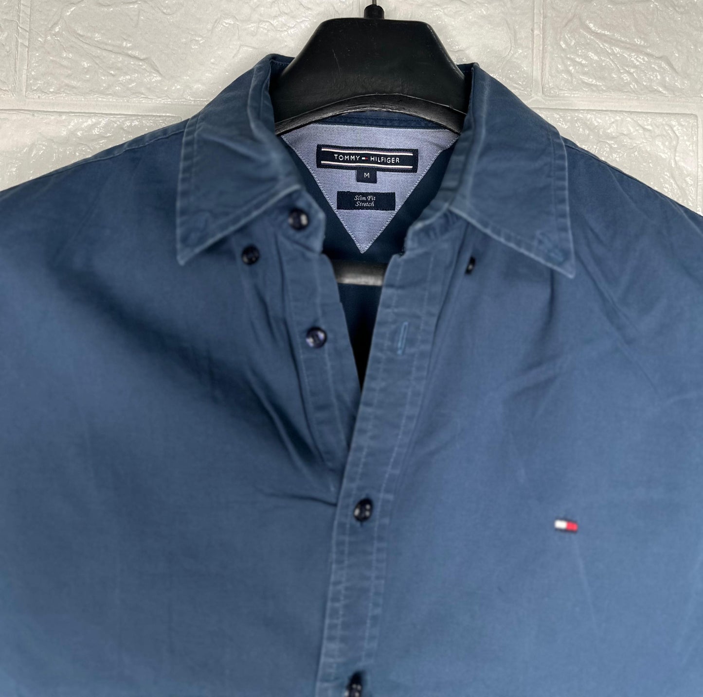 Preloved Tommy Hilfiger Men’s Navy Blue Checked Shirt – Custom Fit, Size Medium