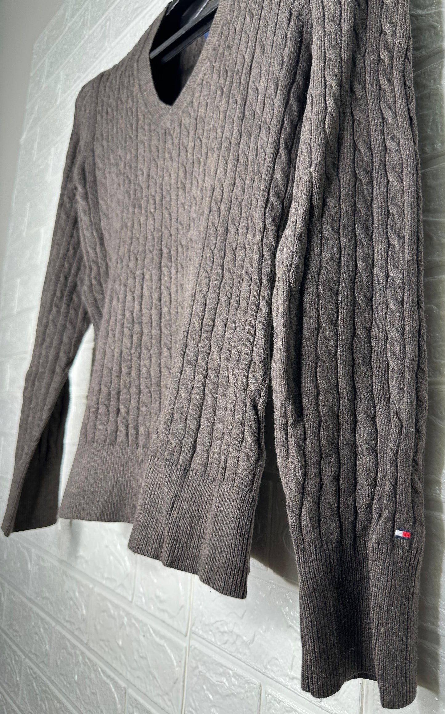 Tommy Hilfiger Brown Cable Knit V-Neck Sweater S - Classic & Slim Fit Pullover