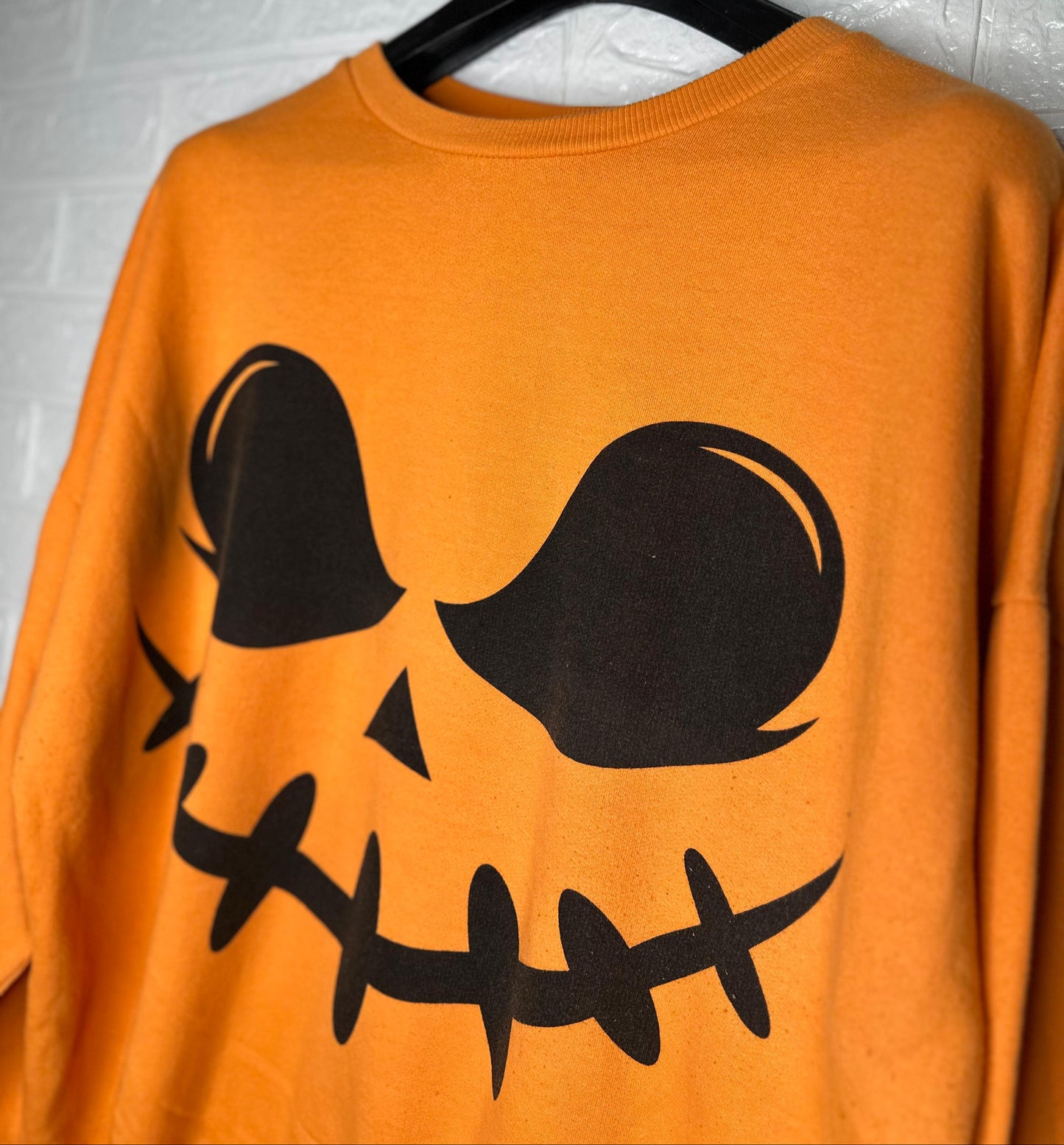 Halloween Pumpkin Face Sweatshirt (XL) - Spooky & Cozy🎃