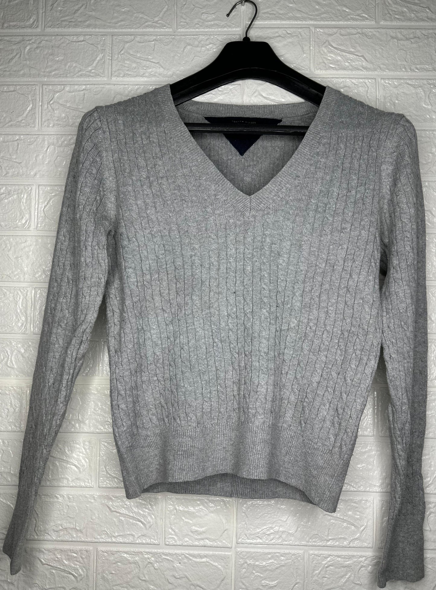 Tommy Hilfiger Gray Cable Knit V-Neck Sweater Medium - Classic & Slim Fit Pullover