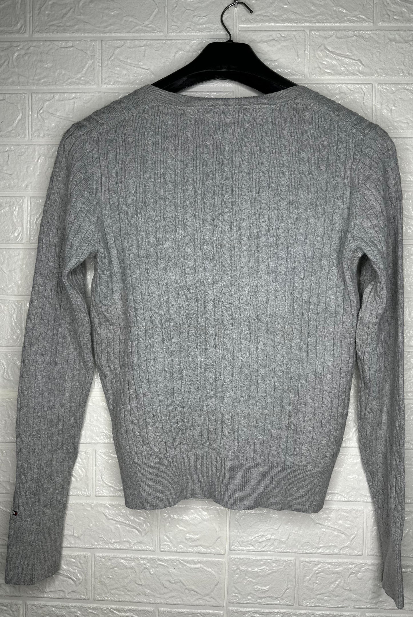 Tommy Hilfiger Gray Cable Knit V-Neck Sweater Medium - Classic & Slim Fit Pullover