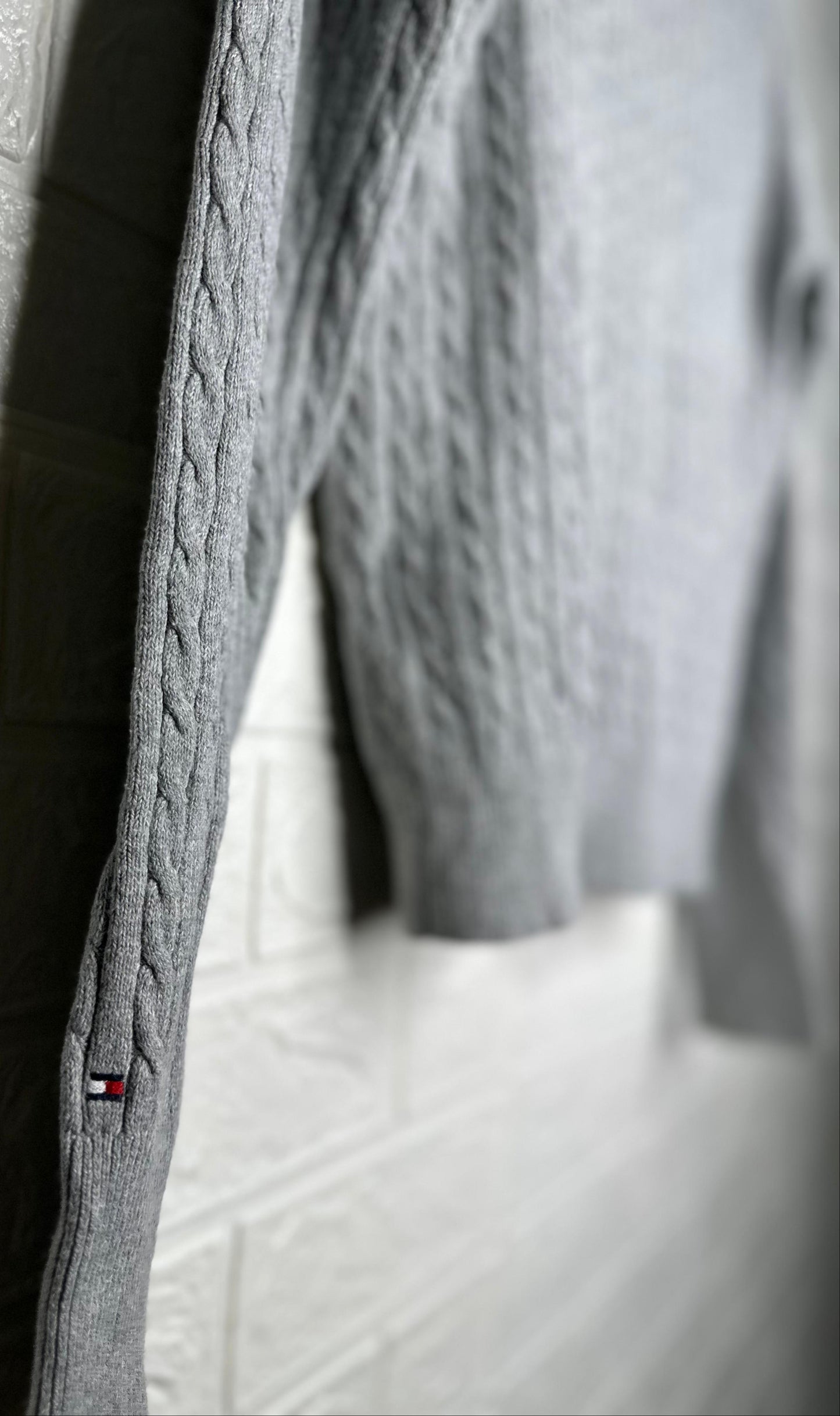 Tommy Hilfiger Gray Cable Knit V-Neck Sweater Medium - Classic & Slim Fit Pullover